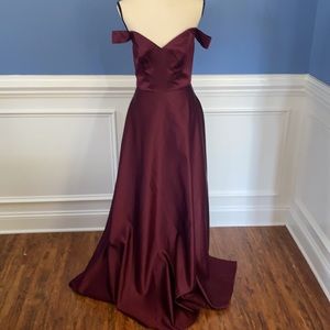 Off the shoulder sweetheart bridesmaid